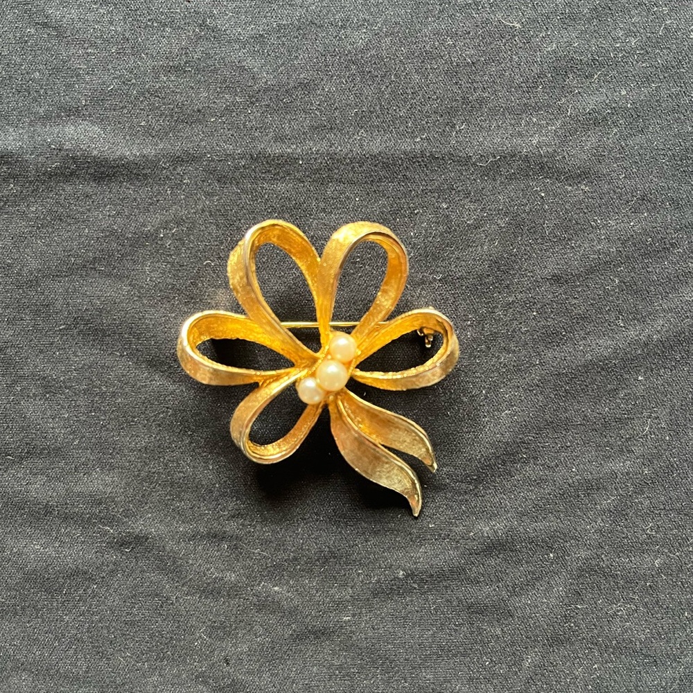 Vintage  Gold Toned Flower Brooch